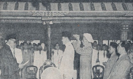 Sukarno disumpah sebagai presiden RIS.