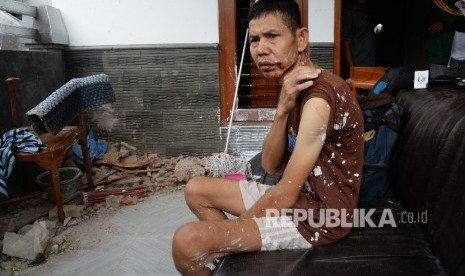 Sukma Wijaya (54) salah korban menunjukkan luka akibat ledakan di Pizza Hut Delivery (PHD) di Jalan Raya Hankam, Jatimurni, Kota Bekasi, Jawa Barat, Ahad (23/10). 