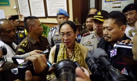 Sukmawati Soekarnoputri diwawancara media.