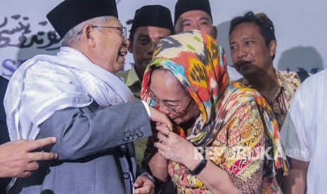 Sukmawati Soekarnoputri (kanan) mencium tangan Ketua Umum Majelis Ulama Indonesia (MUI) KH Ma'ruf Amin (kiri) usai melakukan pertemuan tertutup di Kantor MUI, Jakarta, Kamis (5/4).