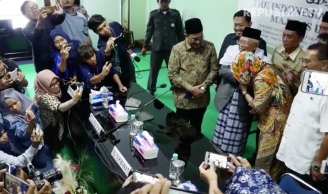 Sukmawati Soekarnoputri meminta maaf dan mendatangi Majelis Ulama Indonesia (MUI).