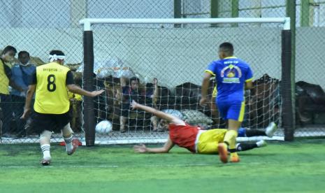 Sukses mencetak  40 gol, Gubernur Kalsel H. Sahbirin Noor mampu membawa timnya menumbangkan Tim  Sekencang FC dengan skor 83-4 saat melakoni eksebisi futsal di Lapangan Futsal Jl. R. Suprapto  Banjarmasin, Sabtu (19/3//2022) malam.