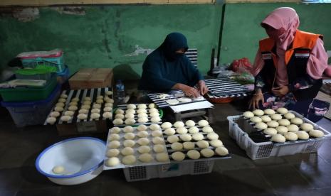 4 Hal Agar UMKM Tetap Bertahan Saat Pandemi. Sulastri adalah salah satu pelaku UMKM yang ada di Desa Berdaya Gilingan, Banjarsari, Surakarta. Saat ini, dirinya menekuni usaha donat yang diproduksi setiap hari dengan pemasaran yang dititipkan ke tenongan atau penjual jajanan pasar.