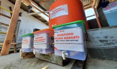 Sulitnya air menjadi hal biasa di wilayah pesisir terutama daerah Pelabuhan. Padahal ada banyak cara untuk mengatasinya, salah satunya ada dengan memanfaatkan air Hujan.  Salah satu solusi yang bisa diterapkan adalah dengan Rain Water Harvesting. Air hujan yang ditampung akan diolah dengan alat sederhana dan kemudian dimanfaatkan untuk dapat diminum dan menjadi pupuk, sangat banyak manfaat air hujan.