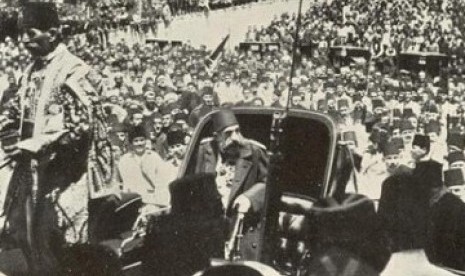 Sultan Abdul Majid II ketika diarak dengan kereta.