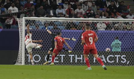 Sultan Adil Alameeri dari Uni Emirat Arab, kiri, mencetak gol pembuka pada pertandingan sepak bola Grup C Piala Asia antara Palestina dan Uni Emirat Arab di Stadion Al Janoub, Al Wakrah, Qatar, JUmat (19/1/2024) dini hari WIB.