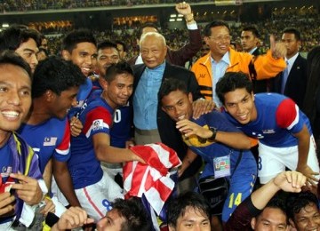 Sultan Haji Ahmad Shah (tengah) bersama timnas Malaysia.