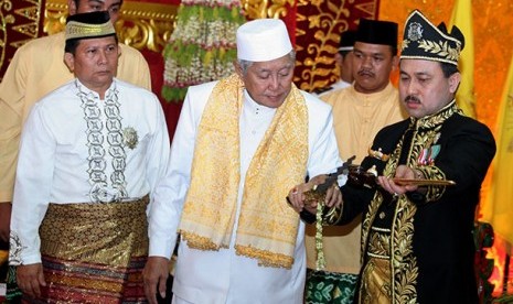 Sultan Khairul Saleh (kanan berbaju hitam)