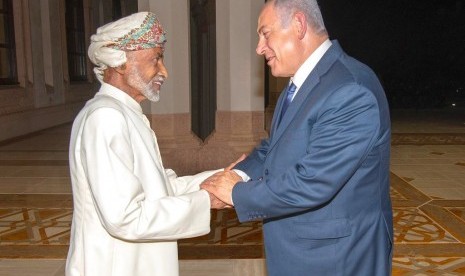 Sultan Qaboos dari Oman (kiri) menerima Perdana Menteri Israel Benjamin Netanyahu di Muscat, Oman, Jumat (26/10).