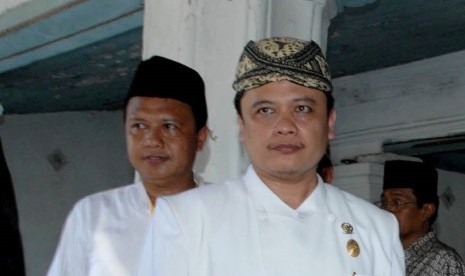 Sultan Sepuh ke XIV Keraton Kasepuhan Cirebon, PRA Arief Natadiningrat (kanan)