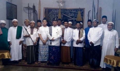 Sultan Sepuh XIV, PRA Arif Natadiningrat, melaksanakan shalat Id sebanyak dua kali, yakni di Langgar Agung di kompleks Keratuon Kasepuhan Cirebon dan Masjid Agung Sang Cipta Rasa, Ahad (25/6).