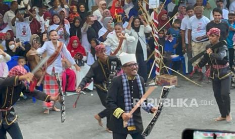 Sultan Tidore di tengah lautan massa