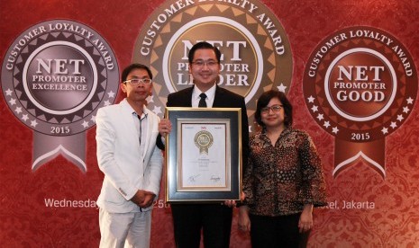 Sumardy – Co-Founder & Principal Hachiko, Susanto – Marketing Executive Canon Consumer System Product Division pt. Datascrip dan Zetta Saraswati – Wakil Pemimpin Perusahaan Majalah SWA berfoto bersama saat penyerahan penghargaan Customer Loyalty Award 2015