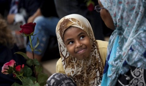 Sumaya, 9, dan ibunya Hodan, berpartisipasi dalam 'barisan mawah' di luar aula kota Oslo dalam peringatan korban pembantaian oleh Anders Breivik.