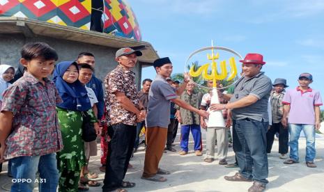 Sumbangan berupa kubah Masjid untuk Masjid Al-Ishlah di kampung Cipariuk, Desa Mulyasari, Kecamatan Salopa, Kabupaten Tasikmalaya. 