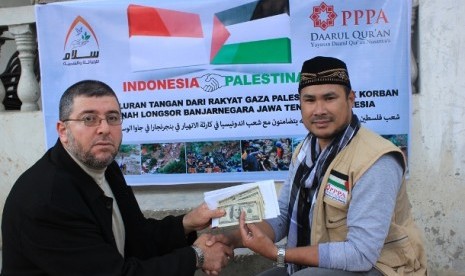 sumbangan dari masyarakat gaza buat korban longsor banjarnegara melalalui abdullah onim, relawan daarul quran