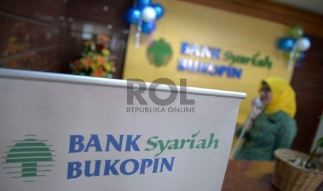 Sumber Dana Murah Bank Syariah: Teller berada di kantor Bank Syariah Bukopin, Jakarta, Rabu (8/4).