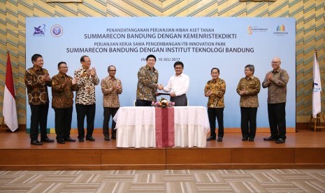 Summarecon melalui anak perusahaannya, PT Mahkota Permata Perdana menandatangani Perjanjian Hibah dengan Kemenristekdikti Ainun Na'im di Kantor Kemenristekdikti, Jakarta, Senin (10/7).