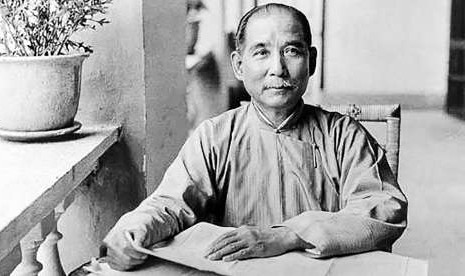 Sun Yat Sen dalam pakaian tradisional China.