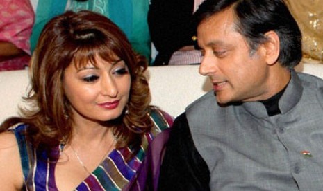 Sunanda Pushkar (kiri) dan Shashi Tharoor