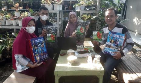 Sunarti, Dewi Ayu Nur Wulandari, dan Taat Kuspriyono yang merupakan dosen Universitas BSI melanjutkan implementasi labelling produk Hendz Florist Aglonema