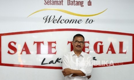 Sunarto berfoto di Warung Sate Tegal Laka-laka, Bogor, Jawa Barat, Selasa (17/1), Sate Tegal laka-laka milik Sunarto menjadi hidangan tamu saat kunjungan PM Jepang Shinzou Abe di Istana Bogor, Ahad (15/1) lalu.