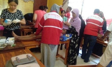 Sunat massal BSMI di Kota Kupang, NTT, Sabtu (10/3). 