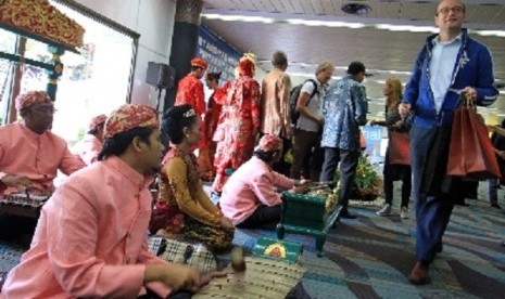 Sundanese musical players perform to welcome the first batch of tourists visiting Indonesia at Soekarno Hatta Airport on Tuesday. The airport is ambitious to improve its services as excellent as Changi Airport in Singapore. (illusttartion)   