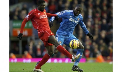 Sunderland's Jozi Altidore (R) challenges Liverpool's Kolo Toure during their English Premier League soccer match at Anfield in Liverpool, December 6, 2014. 