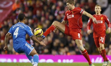 Sunderland's Liam Bridcutt looks on as Liverpool's Steven Gerrard controls the ball during their English Premier League soccer match at Anfield in Liverpool, December 6, 2014.