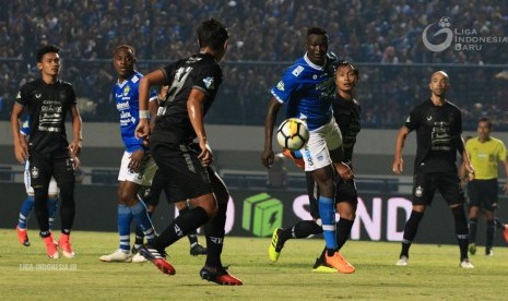 Sundulan Ezechiel bawa Persib tekuk PSIS.