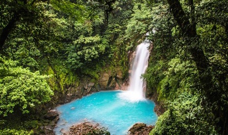 Sungai biru Rio Celeste di Kosta Rika. Kosta Rika akan buka penerbangan kembali buat wisatawan