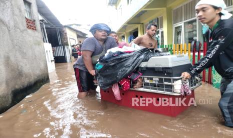 Sungai Ciliwung kembali meluap pada Selasa (4/3/2025) membanjiri warga yang tinggal di Jalan Eretan 2, Balekambang, Jakarta.