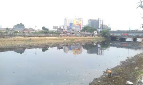 Sungai Ciliwung wilayah Kwitang yang mengering. Rabu (19/9). 