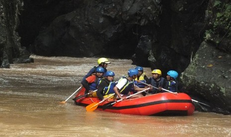 Sungai Cipeles, Sumedang kerap menjadi ajang arung jeram.