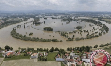 Sungai Danube yang meluap terlihat melalui helikopter dekat bendungan Osterhofen sekitar 20 km selatan wilayah timur kota Bavaria, Deggendorf, Jumat (7/6). 