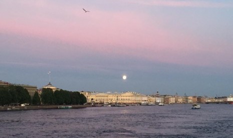 Sungai Neva yang terletak di Saint Petersburg, Rusia, Senin (1/7).