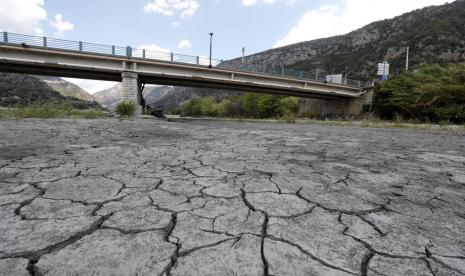 Sungai Var di Saint-Martin-du-Var, Prancis selatan, mengering hingga dasarnya pun retak-retak, 7 Agustus 2022. Prancis selatan mengalami cuaca kering dan kekeringan dengan rekor suhu tinggi.