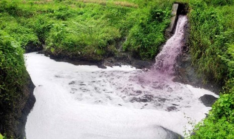 Sungai yang tercemar akibat pembuangan limbah dari pabrik (ilustrasi).