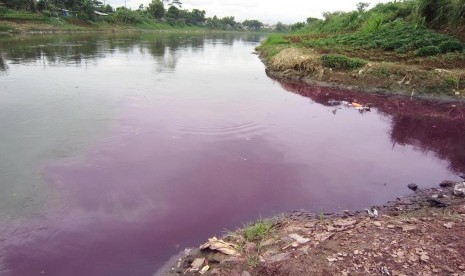 Sungai yang tercemar akibat pembuangan limbah dari pabrik (ilustrasi).