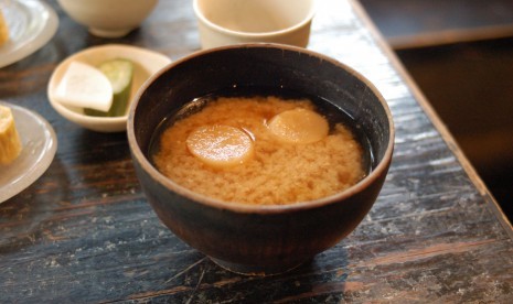 Sup miso dari fermentasi kedelai.