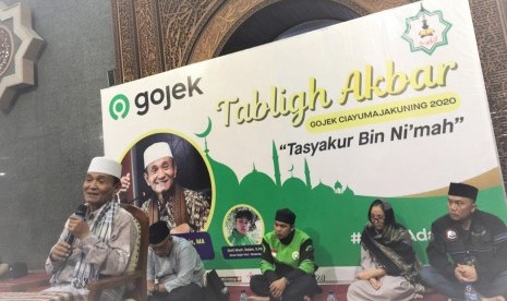 Superapp Gojek Cirebon menggelar Tabligh Akbar dengan tema Tasyakur Bi Ni’mah dalam Bingkai Pancasila dengan penceramah Pimpinan Ponpes Candangpinggan Prof Dr KH Abdul Syakur Yasin di Masjid At-Taqwa, Kota Cirebon, Kamis (27/02) malam.