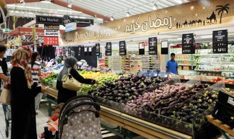 Warga UEA Kurangi Belanja Makanan Saat Ramadhan. Supermarket di Dubai, Uni Emirat Arab.