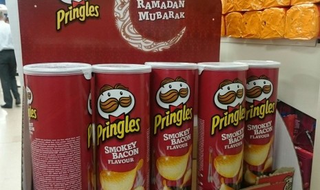 Supermarket di Inggris salah menempatkan produk makanan ringan di display Ramadhan