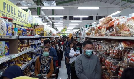  Supermarket. Dikunjungi banyak orang, supermarket dikhawatirkan jadi titik penyebaran corona.