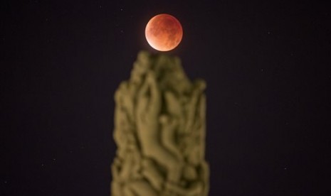 Supermoon alias bulan darah terlihat di Vigeland Park di Oslo, Norwegia, Senin (28/9). Supermoon tidak akan terlihat lagi hingga 2033.