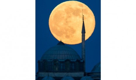  Supermoon tampak di belakang bangunan Istana Topkapi di Istanbul, Turki, Ahad (23/6).   (AP/Gero Breloer)