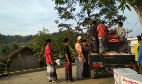 SUPERQURBAN BERBAGI DENGAN WARGA DUSUN CIJAHA DAN KORBAN KEBAKARAN PONPES AL-HIKAMUSSALAFIYAH  SUMEDANG, Sabtu (19/10) – Masyarakat di Dusun Cijaha Desa Kertamekar, Kec. Tanjungkerta Sumedang di dominasi oleh para petani. Rumah Zakat di bantu oleh mahasiswa KKN UIN Sunan Gunung Djati menyalurkan 500 paket Superqurban ke 334 penerima manfaat.  Dusun Cijaha menjadi objek pilihan untuk penyaluran Superqurban karena masyarakat disana secara pangan sangat kekurangan. Di Dusun ini harga ayam per kilo terbilang mahal, dan daging sapi pun jarang ditemui di pasar. Pasar di dusun ini pun bukanlah pasar besar, tetapi hanya kios-kios sayuran biasa yang hanya terdapat beberapa kios saja, sehingga tak heran daging pun sulit ditemui.  Selain disalurkan pada masyarakat lansia Dusun Cijaha, Superqurban ini pun disalurkan untuk santri Pondok Pesantren Al-Hikamussalafiyah. Diharapkan Superqurban ini dapat membantu memenuhi kebutuhan makanan santri, yang beberapa pekan lalu mengalami kebakaran. Kebakaran terjadi dikarenakan konsleting listrik dan menghanguskan tiga kamar yang dihuni kurang lebih 100 santri. Kebakaran ini telah menghanguskan seluruh barang-barang santri, dengan total kerugian barang sekitar 15 juta rupiah.   