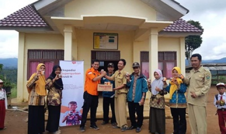 Superqurban. Rumah Zakat Action menyalurkan 500 kaleng Superqurban.