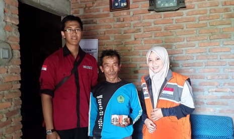 Superqurban. Rumah Zakat gandeng Insititut Kesehatan Kediri membagikan Superqurban ke warga kurang mampu.